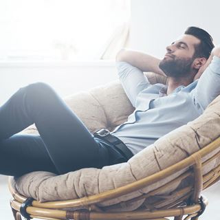 Mann genießt wohlige Wärme im Raum