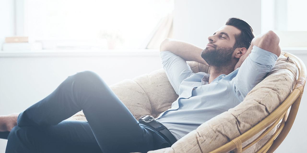 Mann genießt wohlige Wärme im Raum