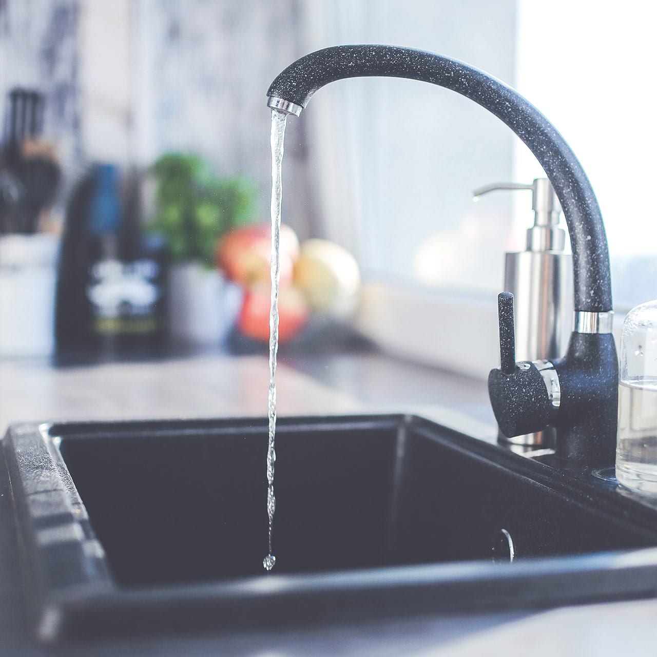 Sauberes Wasser läuft aus Wasserhahn