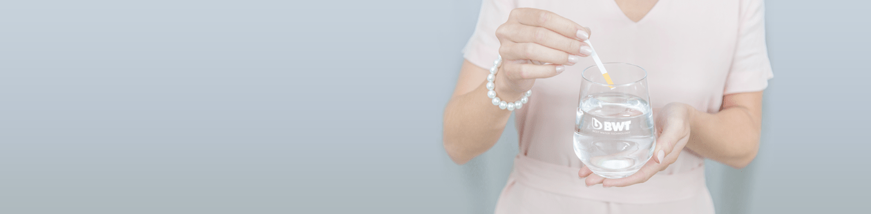 Water hardnes teststrip being used