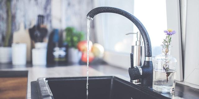 Sauberes Wasser läuft aus Wasserhahn