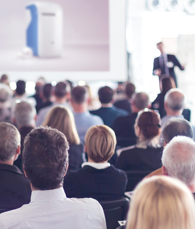 Gruppe hoert interessiert zu, was der BWT Experte erklaert