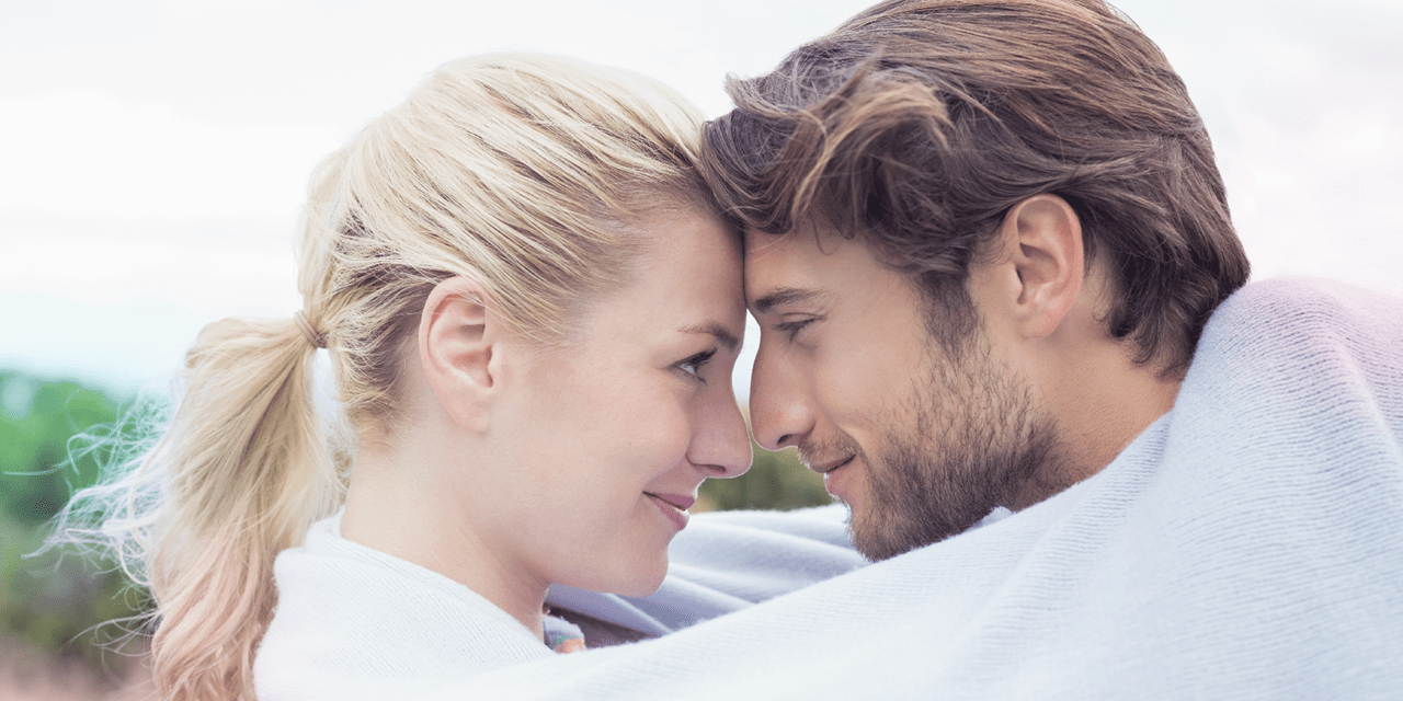 Pärchen in Decke gehüllt