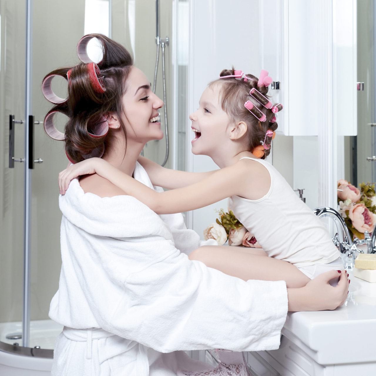 Mutter und Tochter im Bad