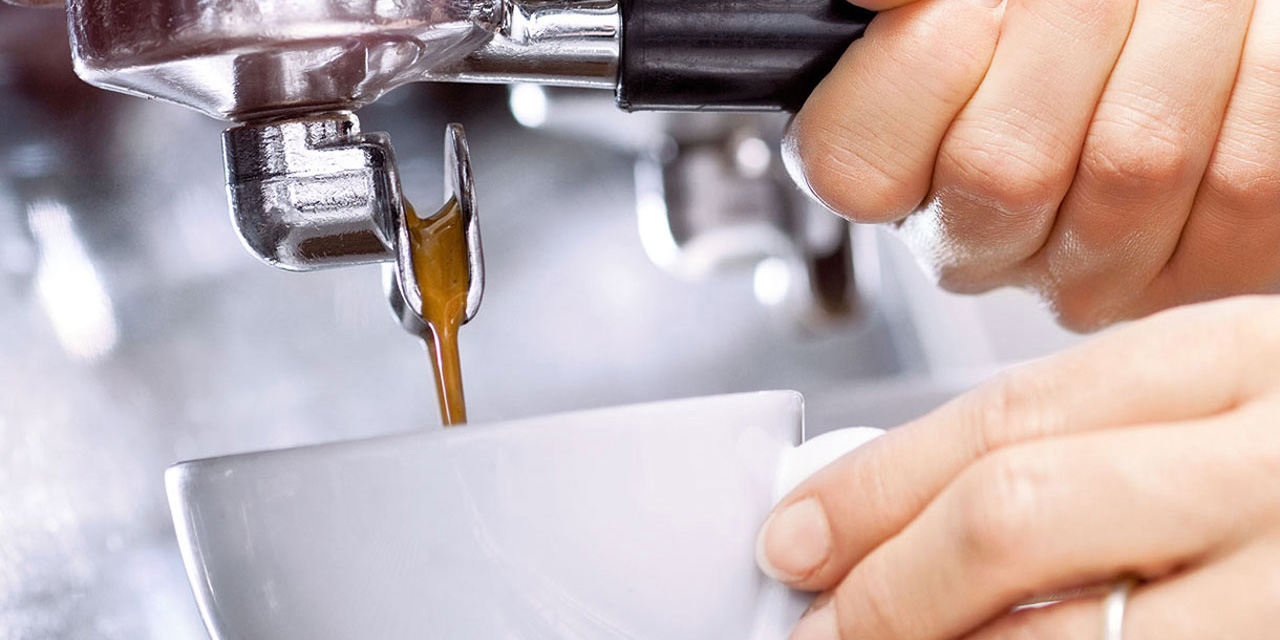 Kaffeemaschine braut frischen Kaffee.