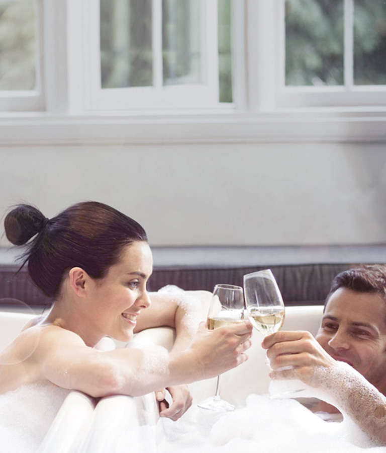 Pärchen genießt Schaumbad miteinander