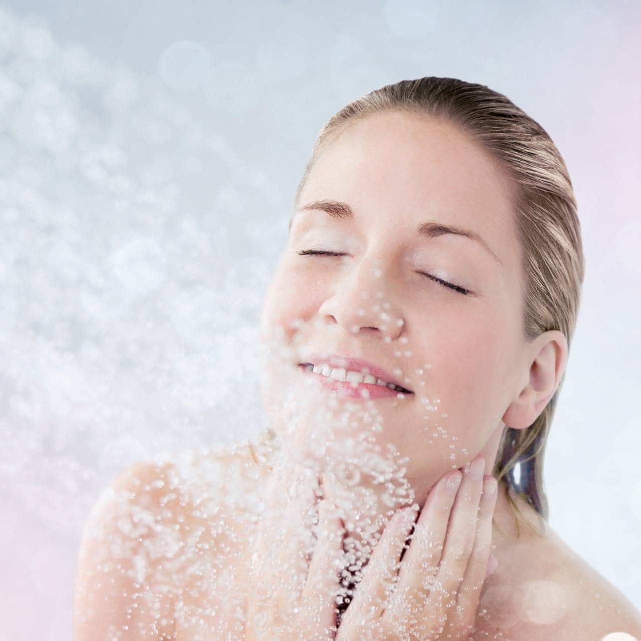 Vrouw onder de douche