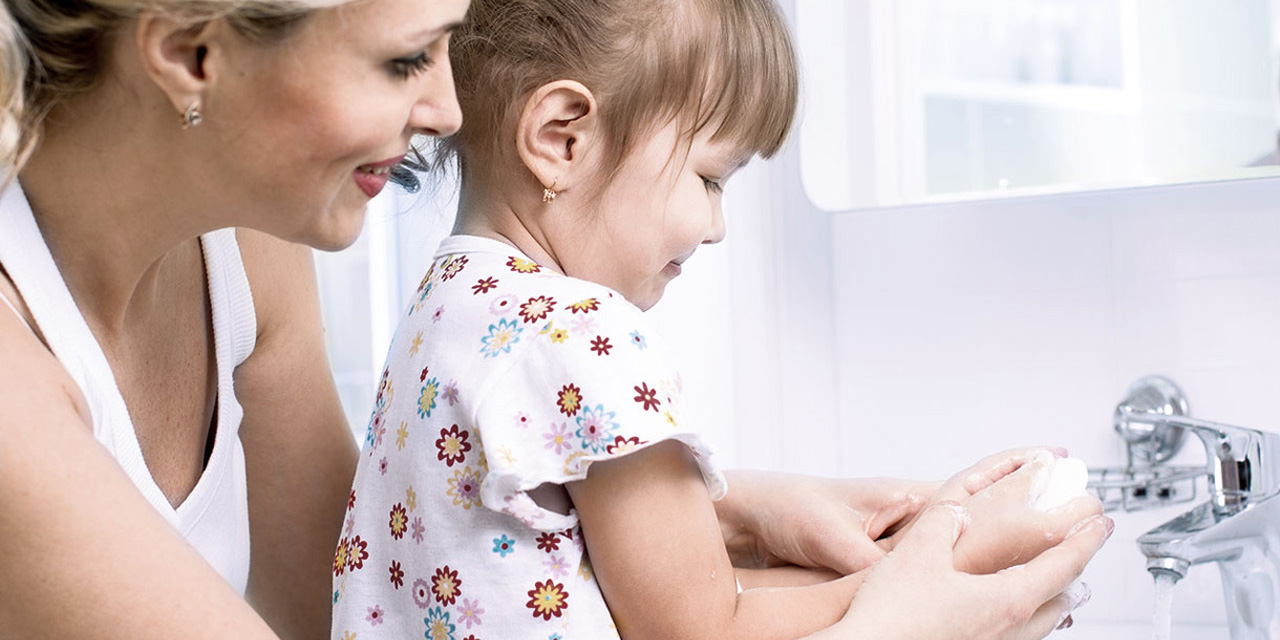 Mère et fille se lavant les mains