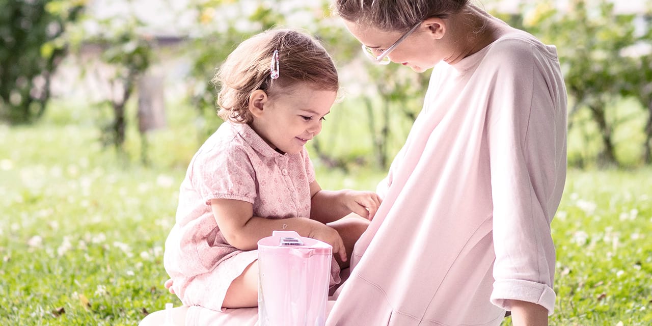 Une femme et sa fille en pique nique
