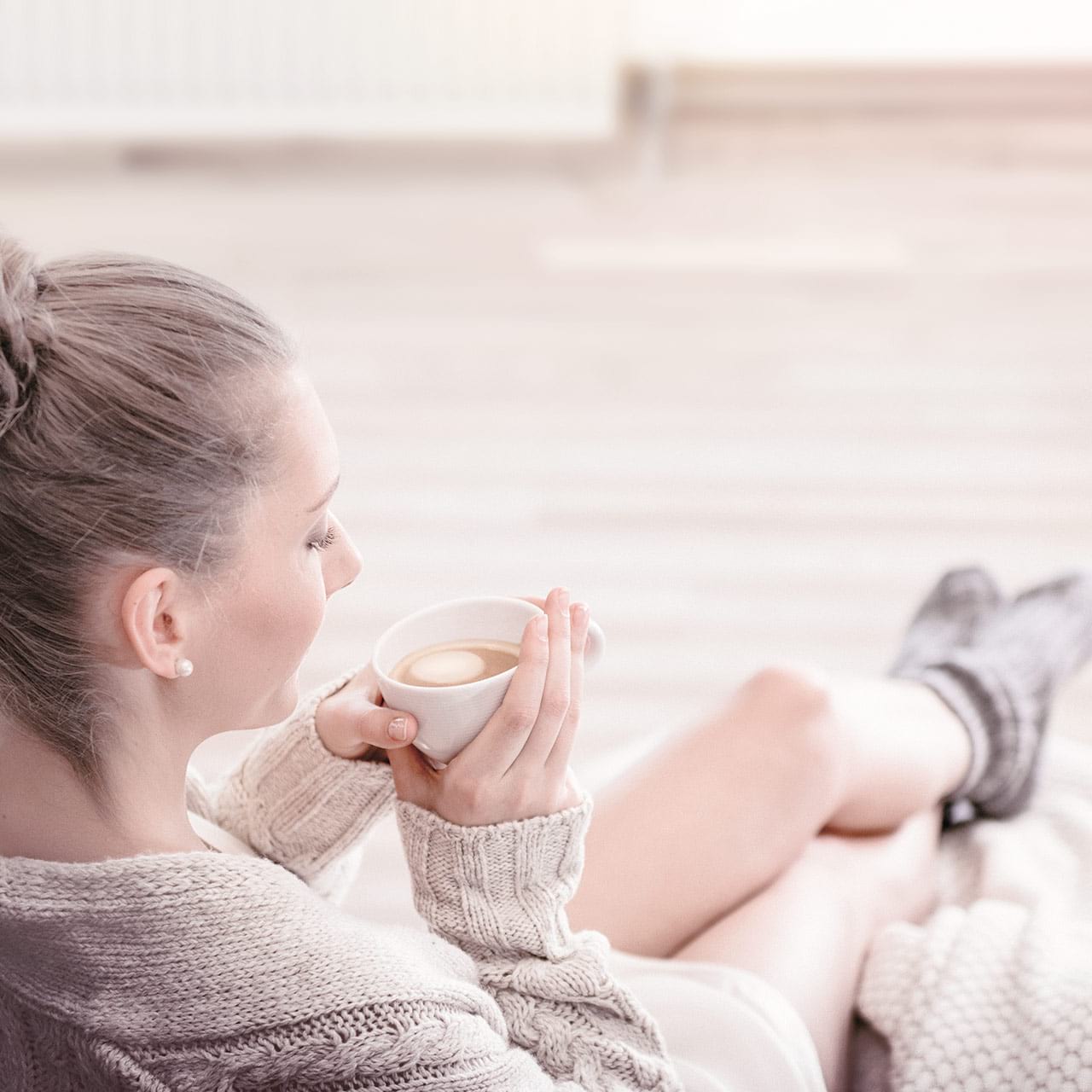 Frau relaxed in wohlig warmen Raum