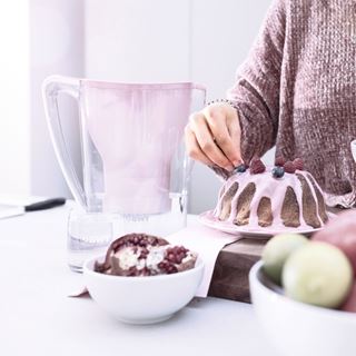 Femme décorant un gâteau