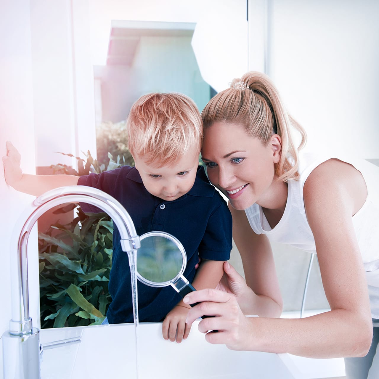 Frau mit Kind begutachten Wasser