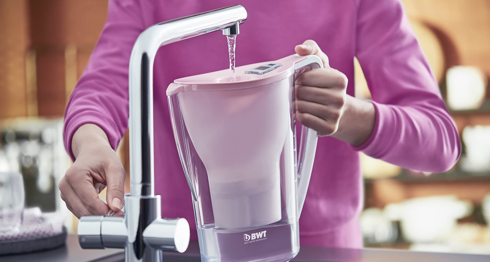 Tischwasserfilter eingiessen