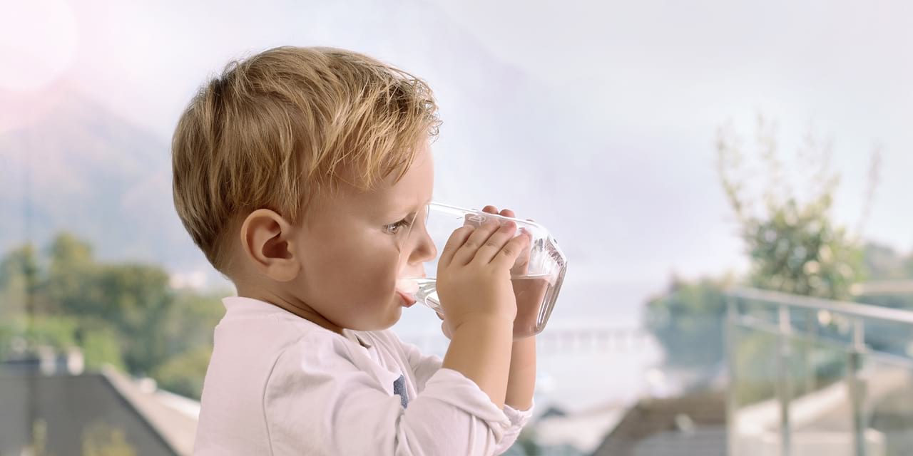 Junge trinkt sauberes Wasser