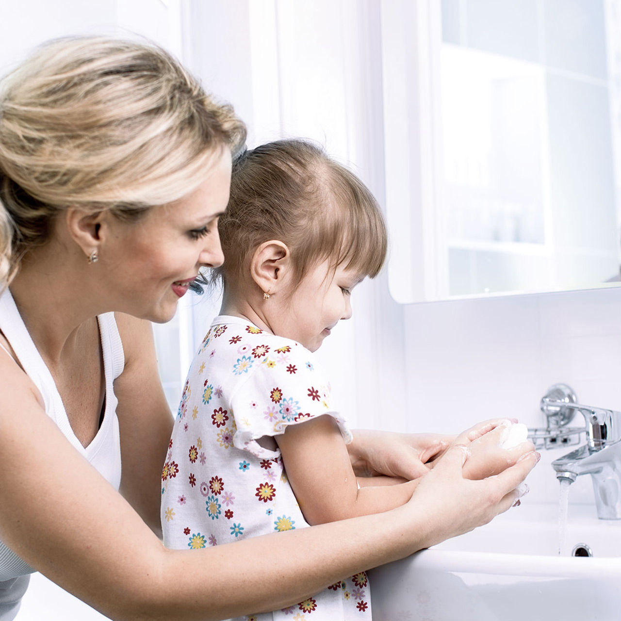 Mère et fille se lavant les mains