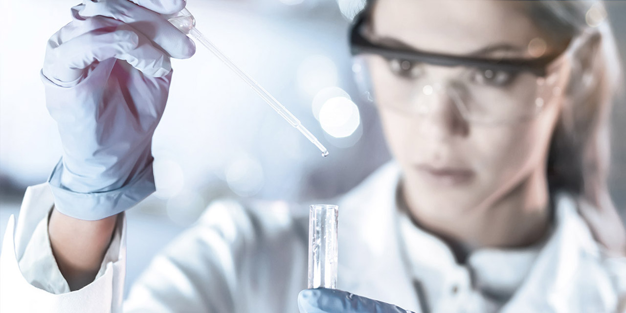 Chimiste femme analysant l'eau