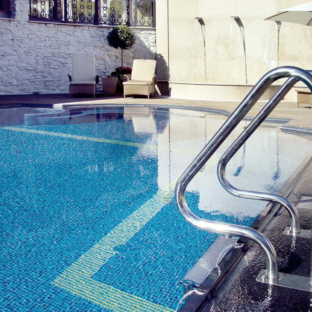 Beton-Pool mit Fliese